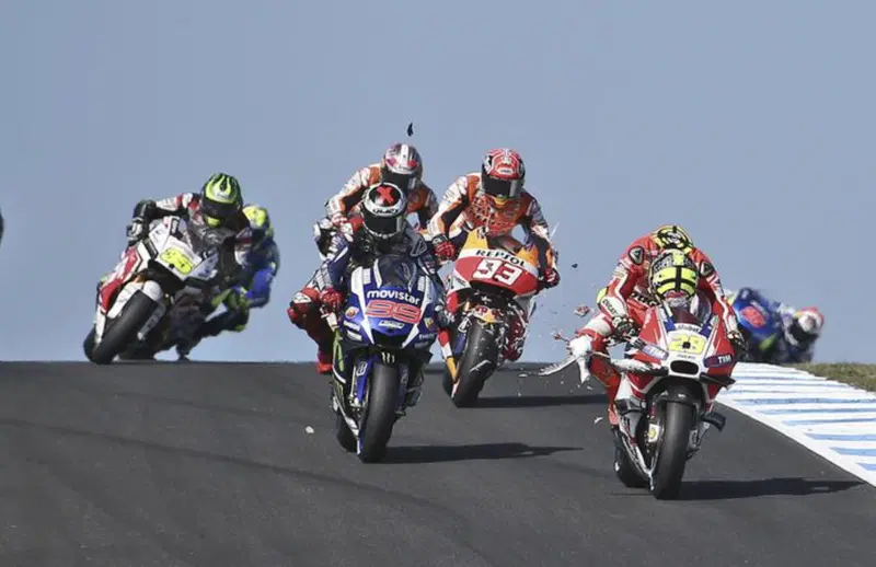 Iannone che colpisce in pieno un gabbiano