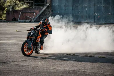 KTM 490: la nuova piattaforma bicilindrica ha grande potenziale, ma c&rsquo;&egrave; da aspettare