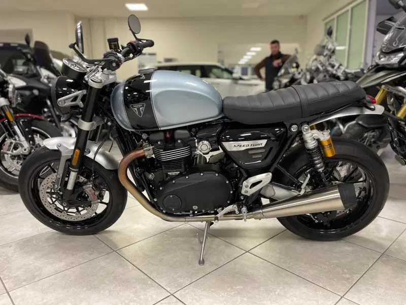 Triumph Speed Twin 1200 Breitling Limited Edition (2022 - 24) (6)