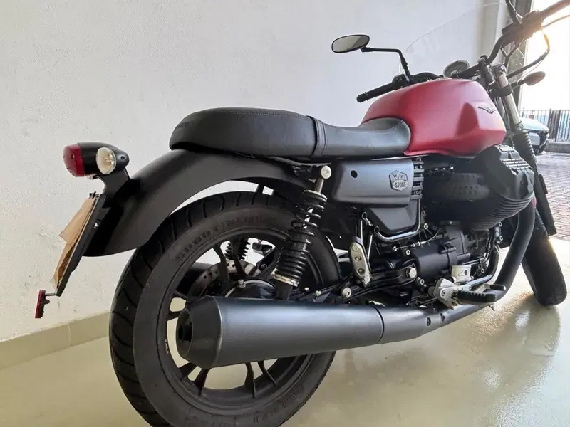 Moto Guzzi V7 III Stone (2017 - 20) (6)