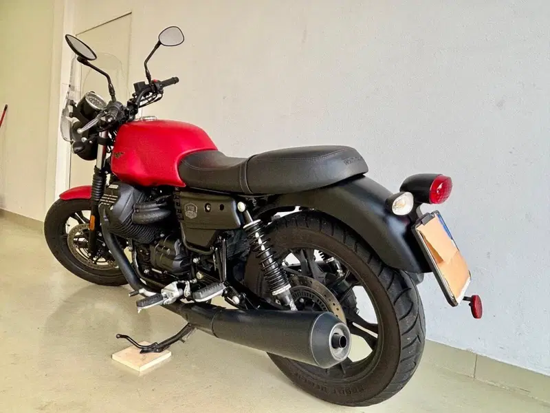 Moto Guzzi V7 III Stone (2017 - 20) (11)