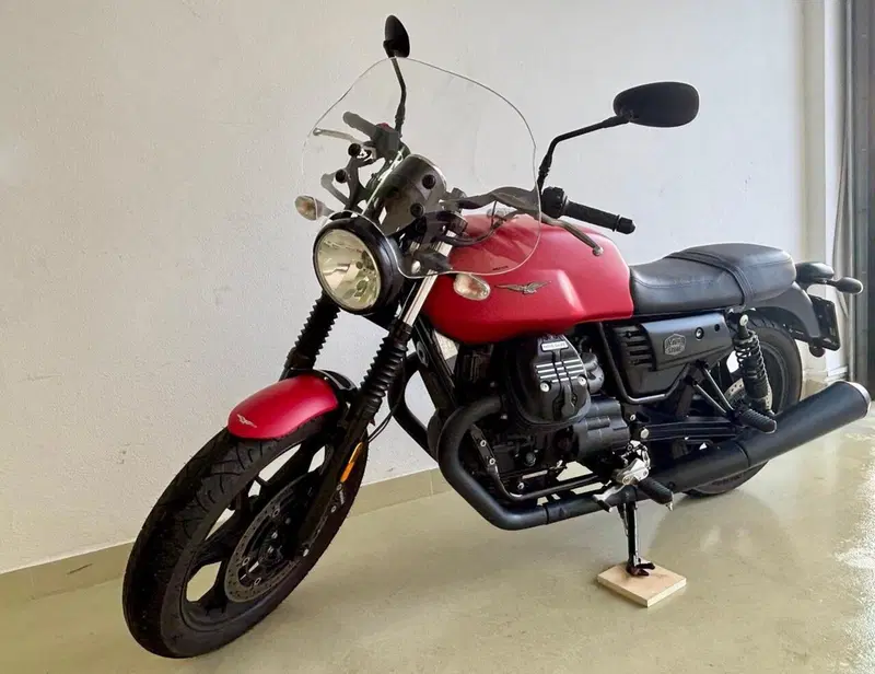 Moto Guzzi V7 III Stone (2017 - 20) (2)