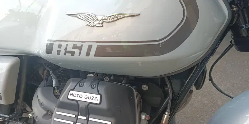 Moto Guzzi V7 Special (2021 - 24) (3)