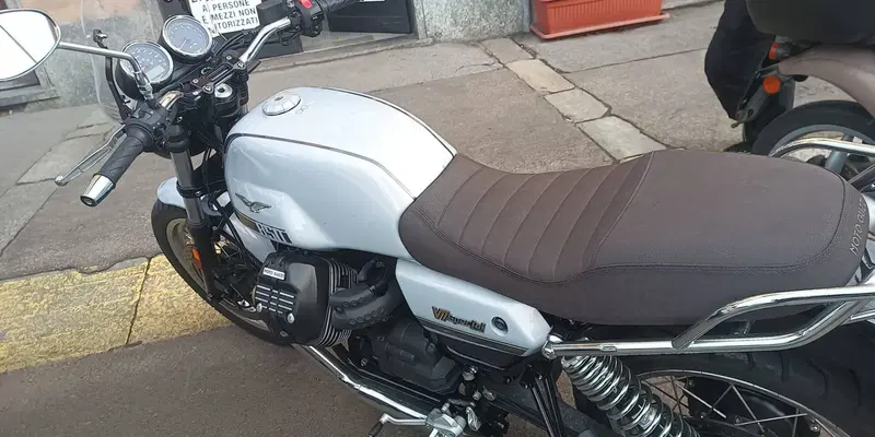 Moto Guzzi V7 Special (2021 - 24) (6)
