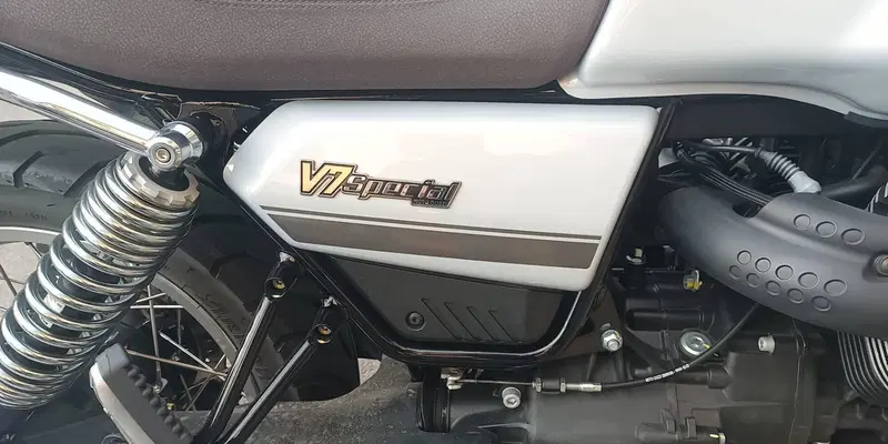 Moto Guzzi V7 Special (2021 - 24) (11)