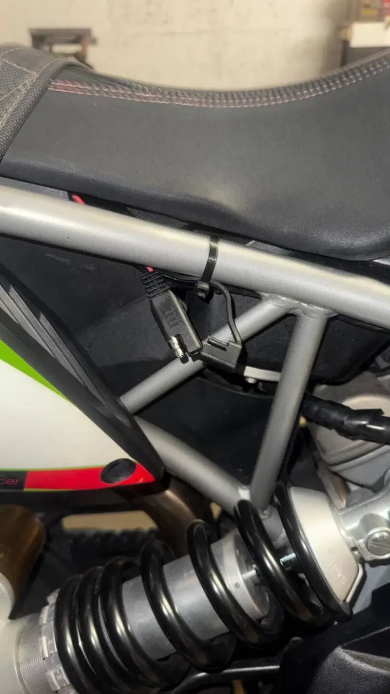 Aprilia Dorsoduro 750 Factory (2010 - 13) (2)