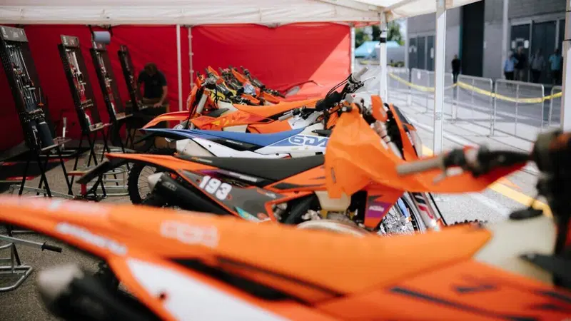 KTM celebra i 100 anni della Sei Giorni di Enduro con due pacchetti Race Service e Bike Rental