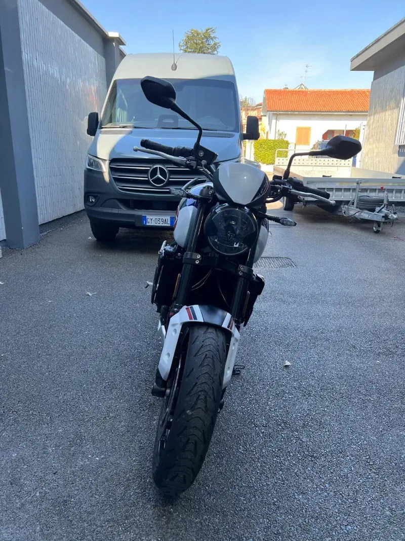 Triumph Trident 660 Triple Tribute Edition (2024) (3)