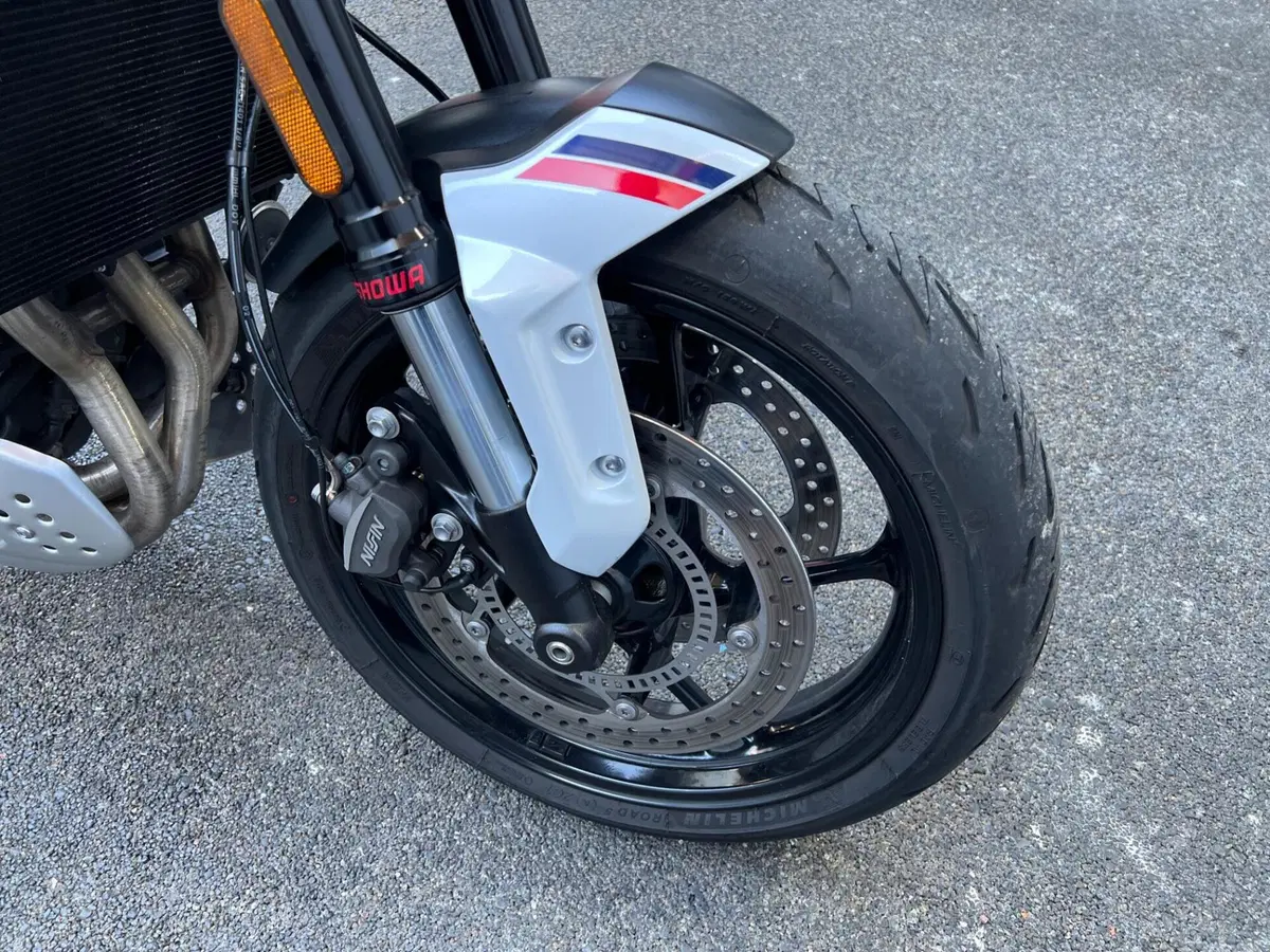 Triumph Trident 660 Triple Tribute Edition (2024) (16)