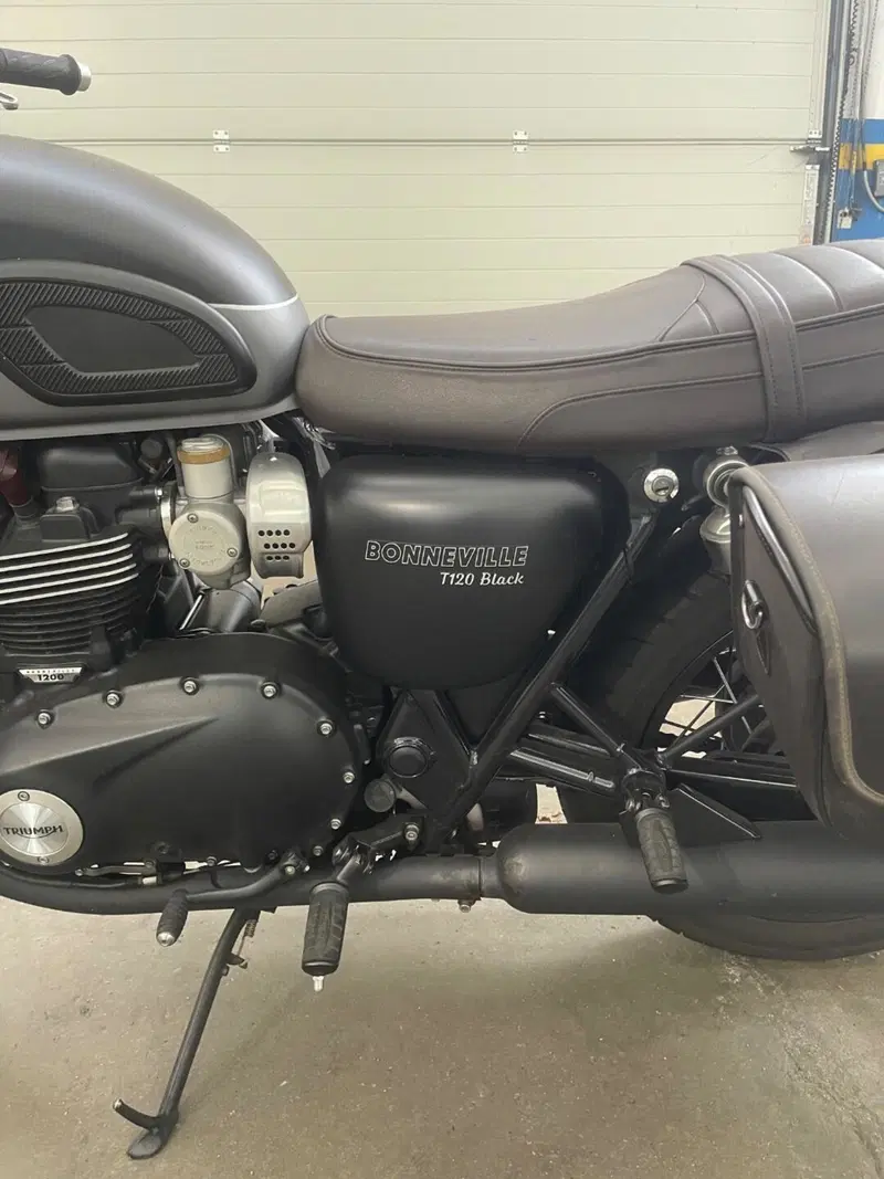 Triumph Bonneville T120 Black (2021 - 25) (2)