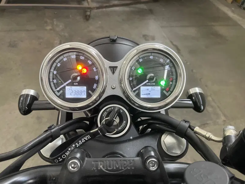 Triumph Bonneville T120 Black (2021 - 25) (5)