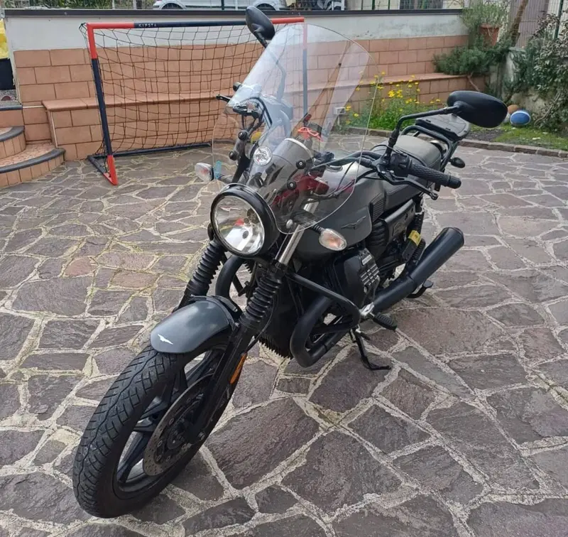 Moto Guzzi V7 III Stone (2017 - 20) (2)