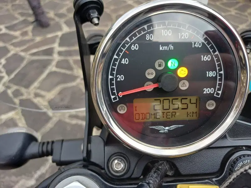Moto Guzzi V7 III Stone (2017 - 20) (4)