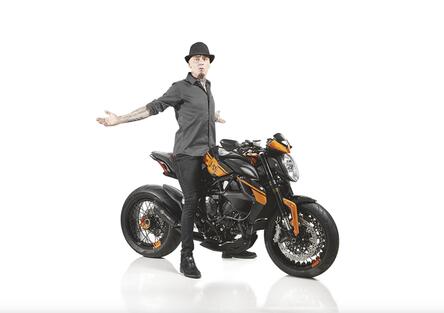 Sanremo 2026: da Elettra Lamborghini a J-Ax e Fedez. Tutti i cantanti del Festival legati alle moto