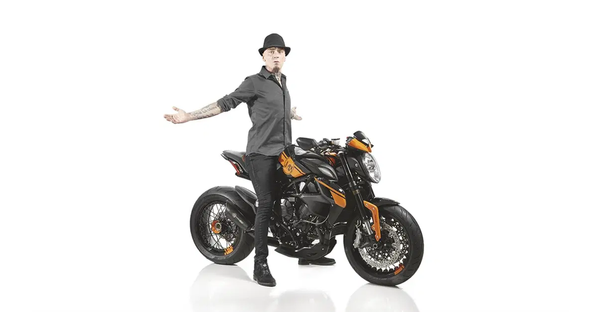 Sanremo 2026: da Elettra Lamborghini a J-Ax e Fedez. Tutti i cantanti del Festival legati alle moto
