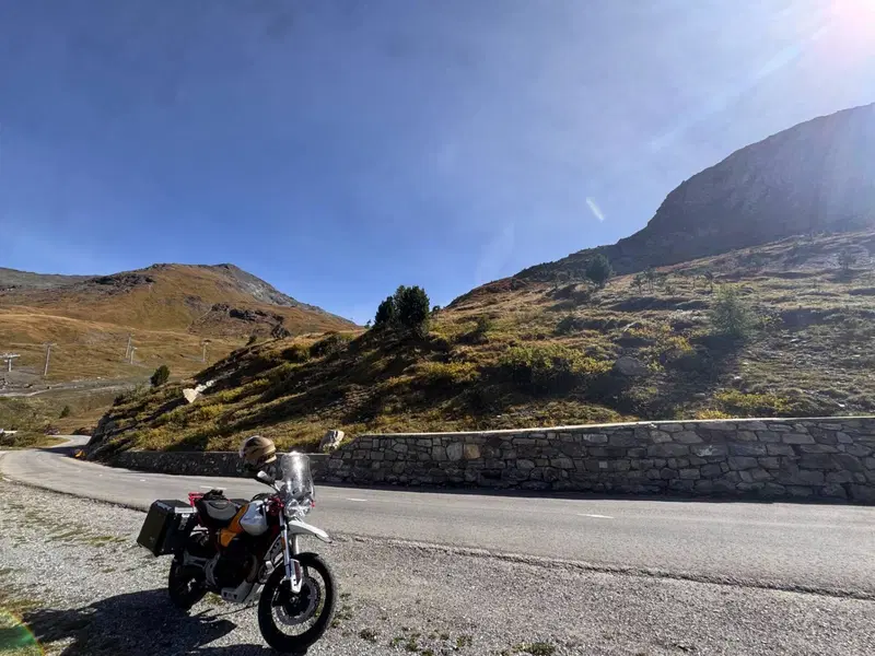 Moto Guzzi V85 TT Evocative Graphics (2021 - 23) (3)