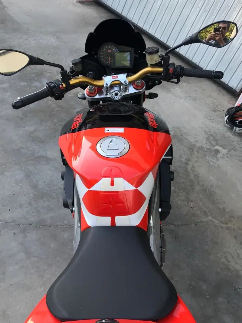 Aprilia Tuono 1000 R (2006 - 10) (6)