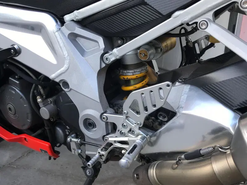 Aprilia Tuono 1000 R (2006 - 10) (16)