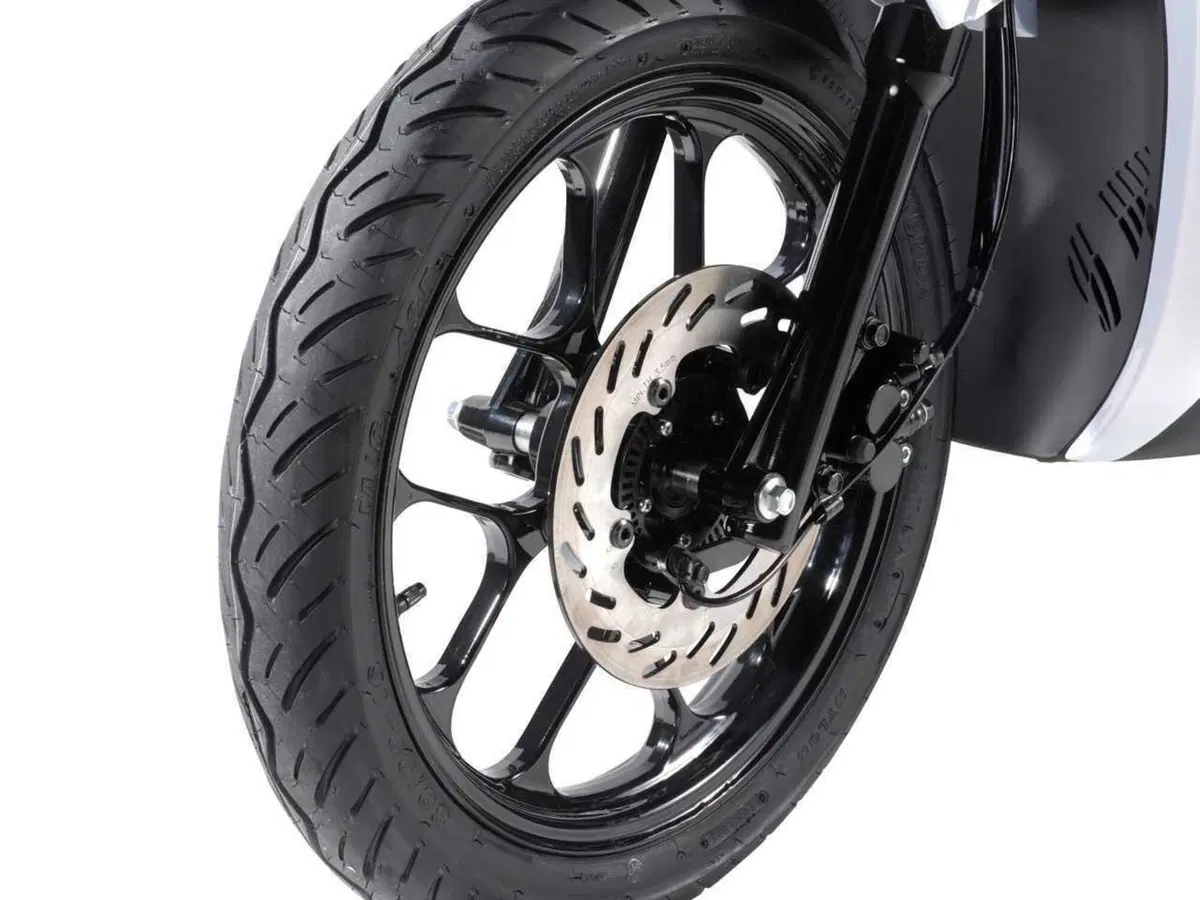 SYM BWT 125: lo scooter urbano che guarda alla natura (e alle tasche di chi lo guida) (15)