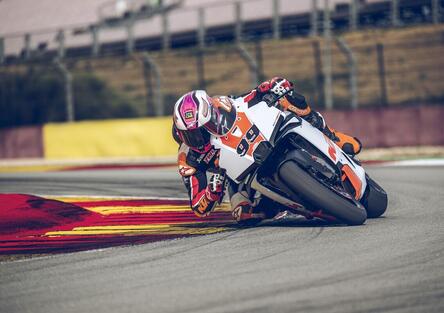 KTM 990 RC R Track 2026: la Supersport che mette la MotoGP nelle mani di tutti. Il prezzo? Niente male [GALLERY]
