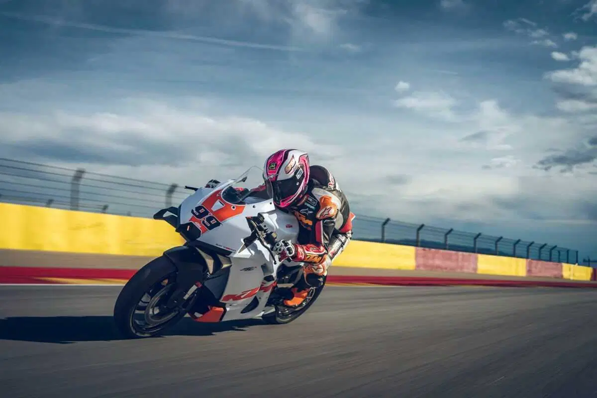 KTM 990 RC R Track 2026: la Supersport che mette la MotoGP nelle mani di tutti. Il prezzo? Niente male [GALLERY] (2)