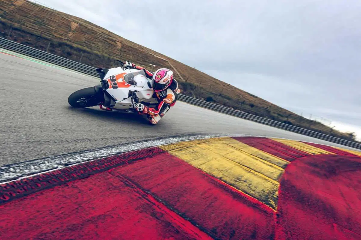 KTM 990 RC R Track 2026: la Supersport che mette la MotoGP nelle mani di tutti. Il prezzo? Niente male [GALLERY] (3)