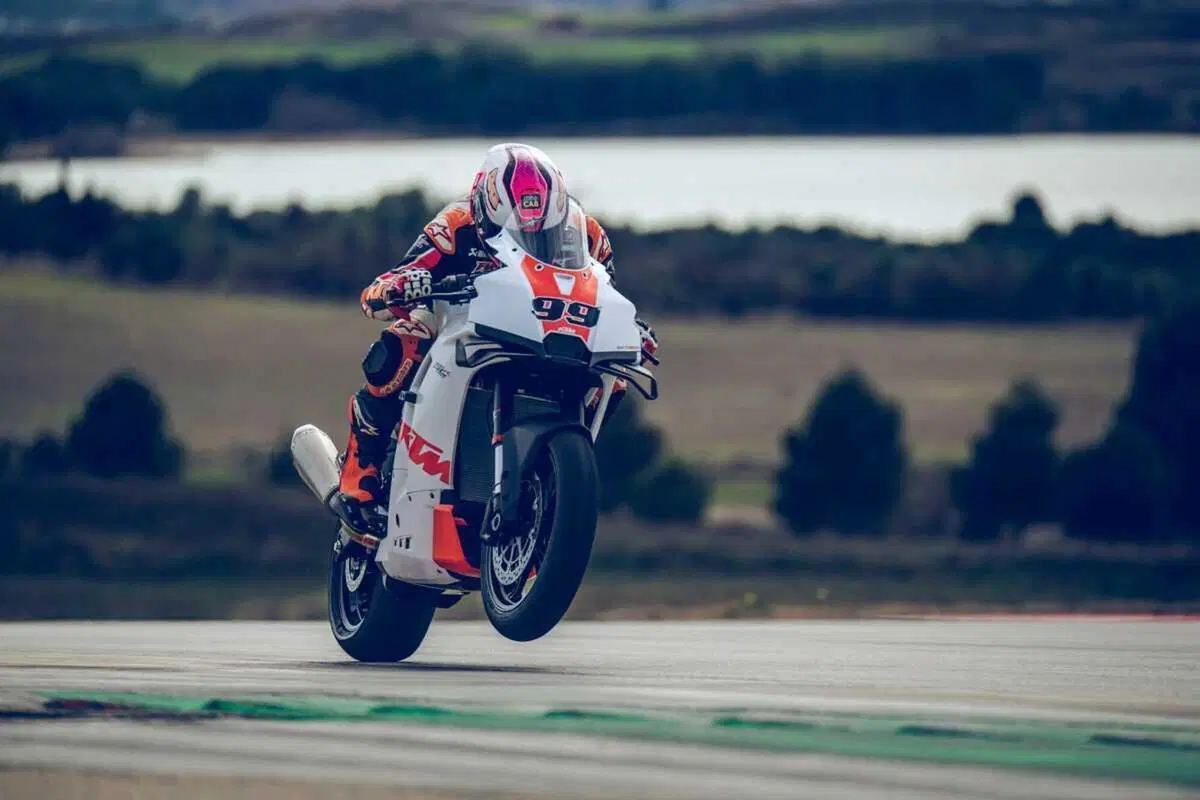 KTM 990 RC R Track 2026: la Supersport che mette la MotoGP nelle mani di tutti. Il prezzo? Niente male [GALLERY] (4)