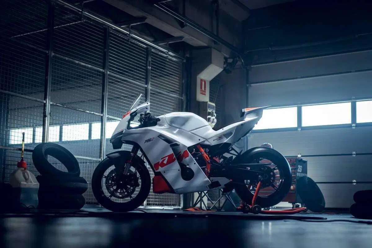 KTM 990 RC R Track 2026: la Supersport che mette la MotoGP nelle mani di tutti. Il prezzo? Niente male [GALLERY] (5)
