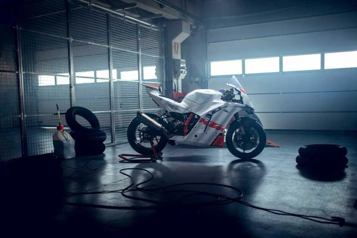 KTM 990 RC R Track 2026: la Supersport che mette la MotoGP nelle mani di tutti. Il prezzo? Niente male [GALLERY] (6)