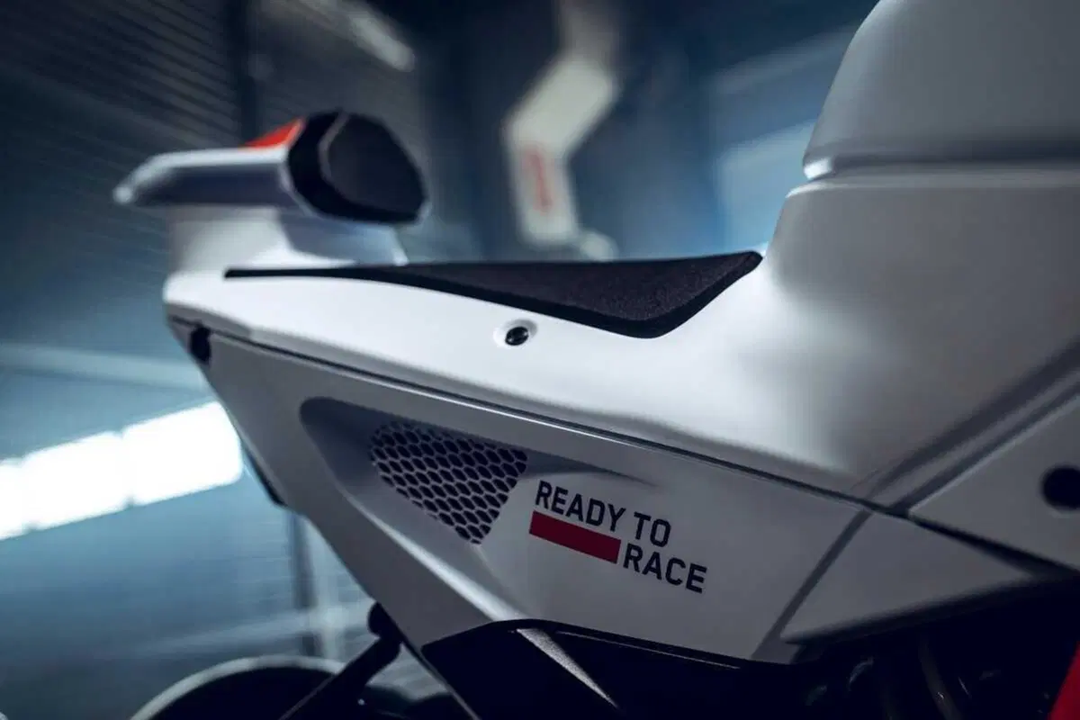 KTM 990 RC R Track 2026: la Supersport che mette la MotoGP nelle mani di tutti. Il prezzo? Niente male [GALLERY] (7)