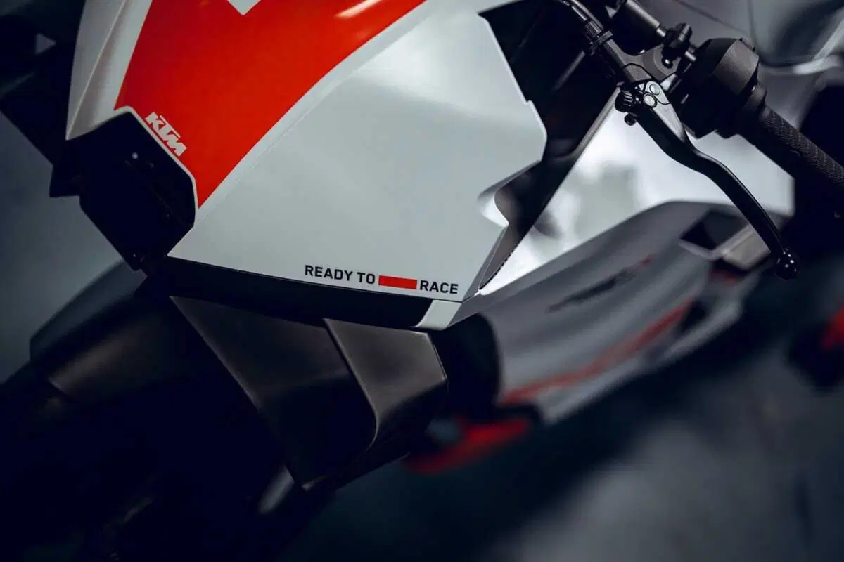 KTM 990 RC R Track 2026: la Supersport che mette la MotoGP nelle mani di tutti. Il prezzo? Niente male [GALLERY] (8)