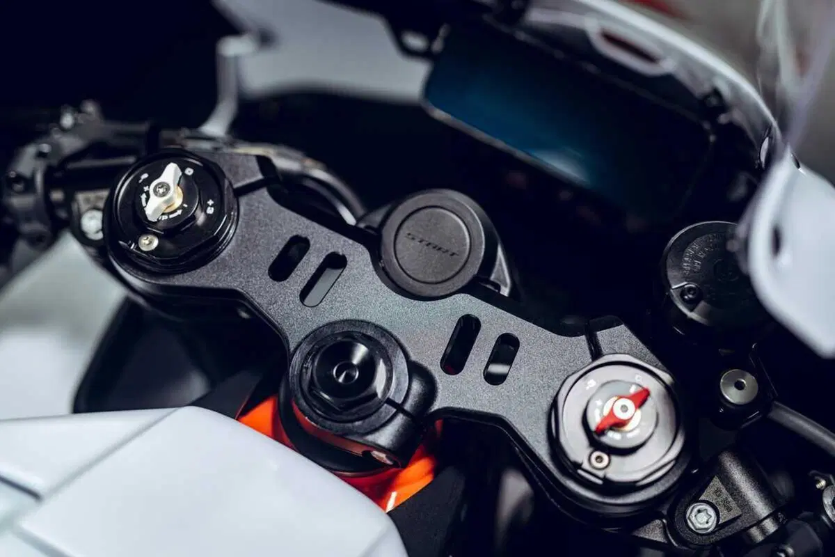 KTM 990 RC R Track 2026: la Supersport che mette la MotoGP nelle mani di tutti. Il prezzo? Niente male [GALLERY] (9)