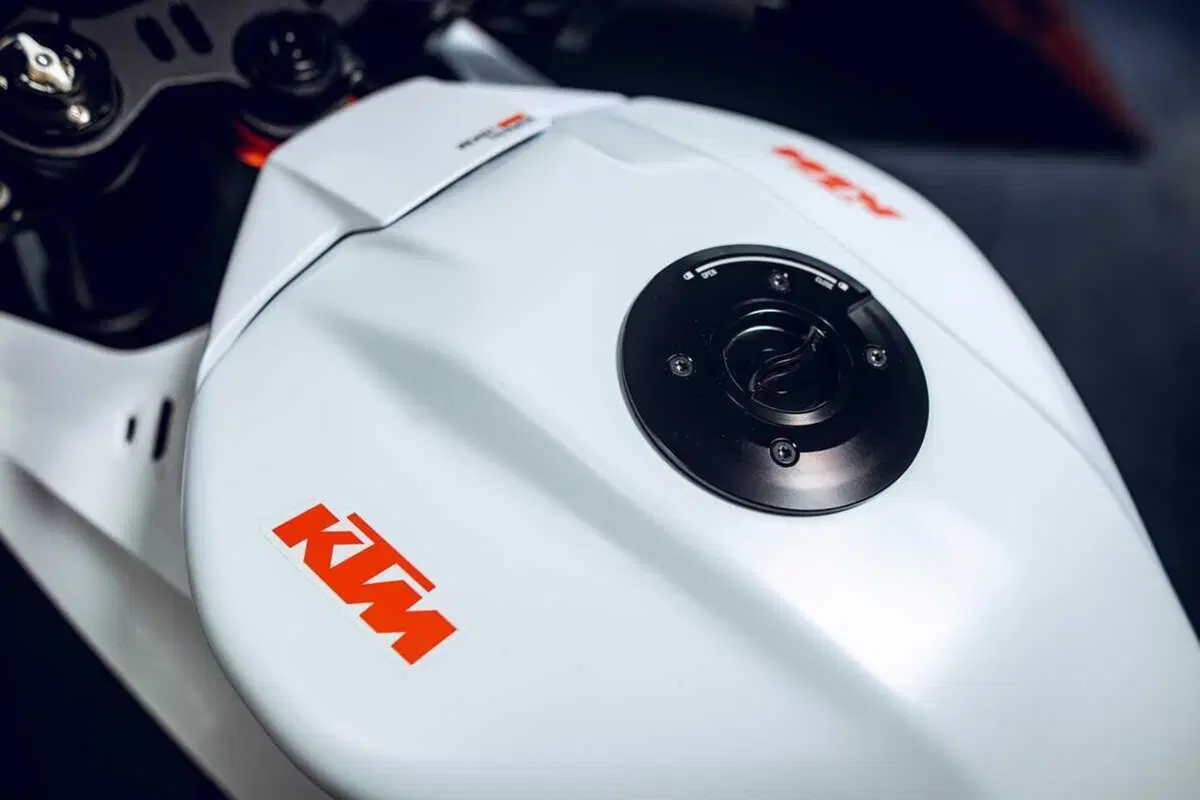 KTM 990 RC R Track 2026: la Supersport che mette la MotoGP nelle mani di tutti. Il prezzo? Niente male [GALLERY] (10)