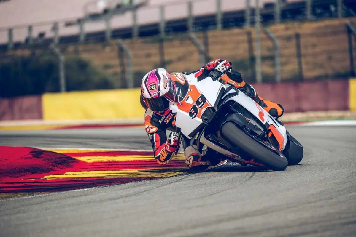 KTM 990 RC R Track 2026: la Supersport che mette la MotoGP nelle mani di tutti. Il prezzo? Niente male [GALLERY] (12)