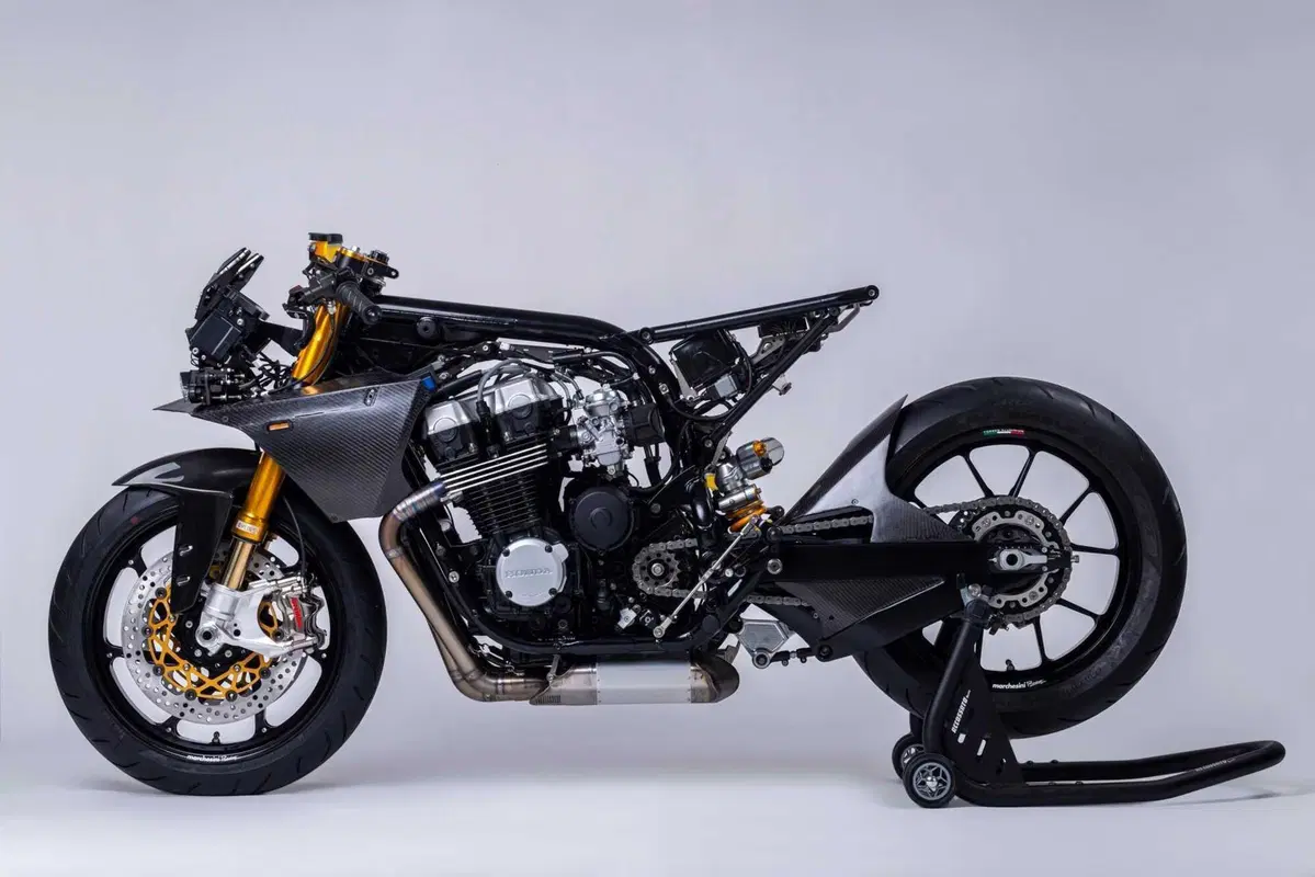 La Honda CB750 di Carriero Corse. Più Racer che Café, più che altro… più. Vi racconto la MC04, “very (13)