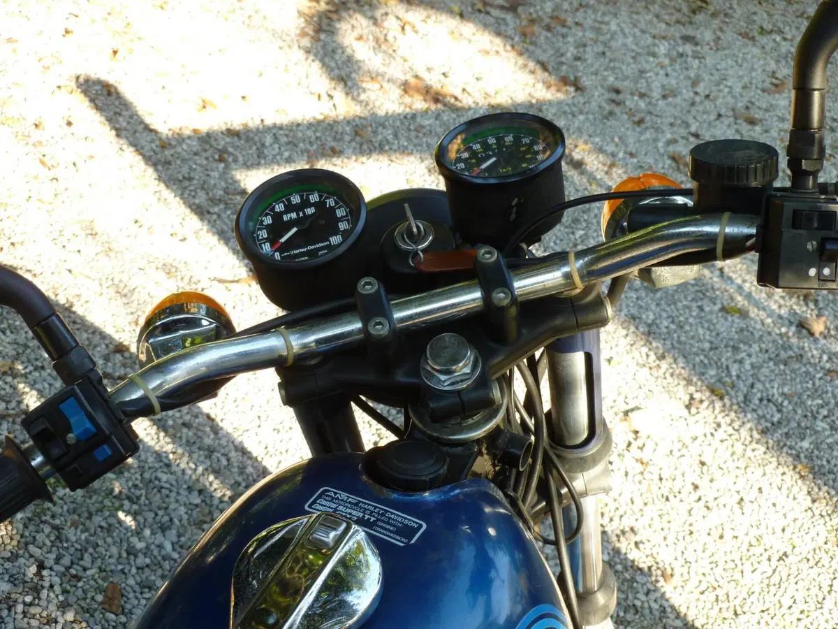 Aermacchi Harley-Davidson SST-250 (4)