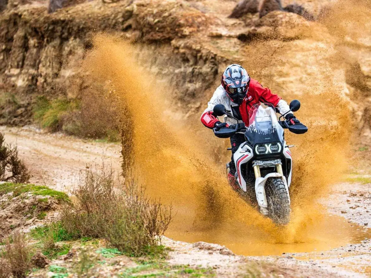Ducati DesertX 2026: è tutta nuova! Com'è fatta e come cambia la adventure bolognese
