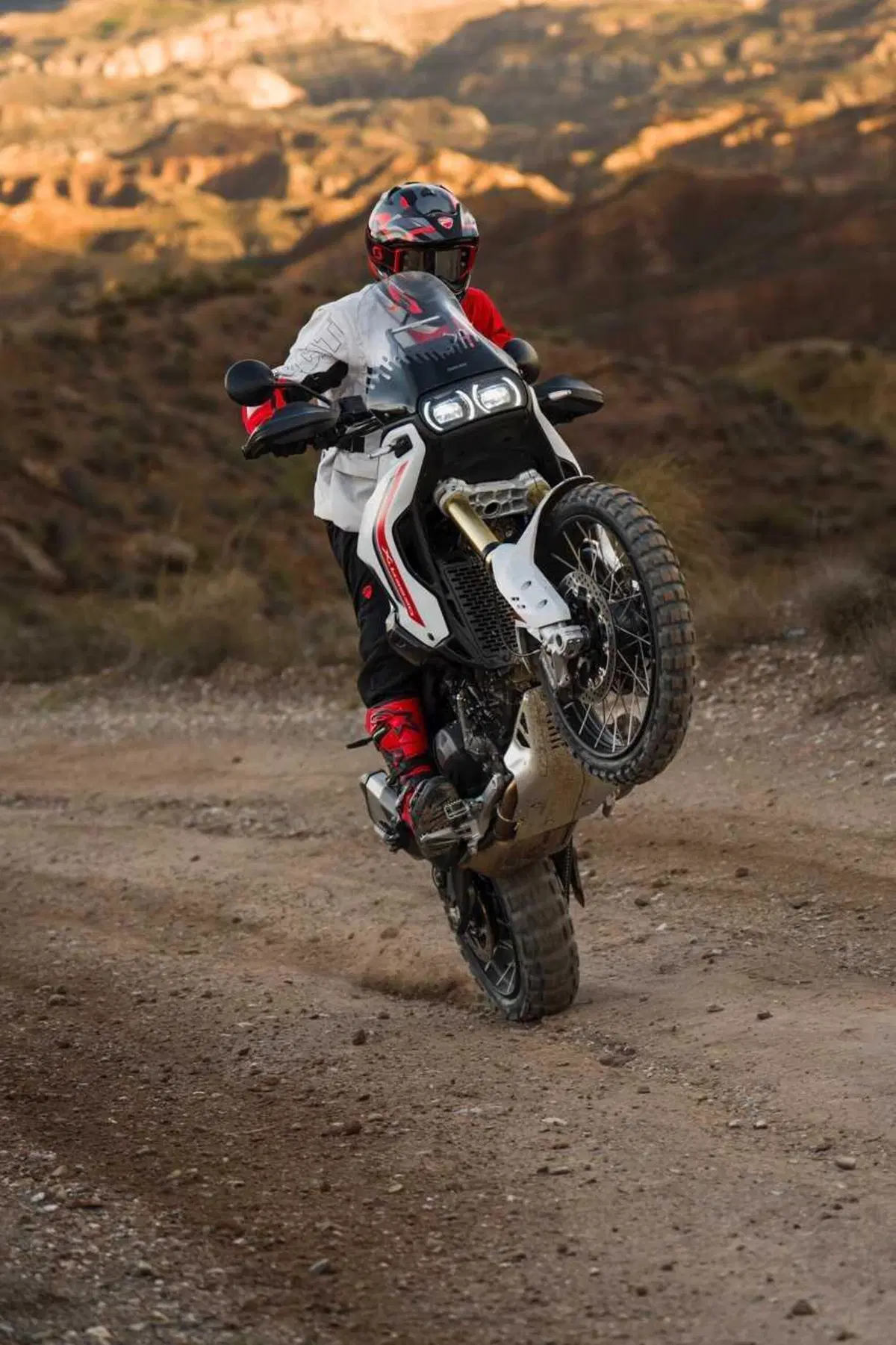 Ducati DesertX 2026: è tutta nuova! Com'è fatta e come cambia la adventure bolognese (100)