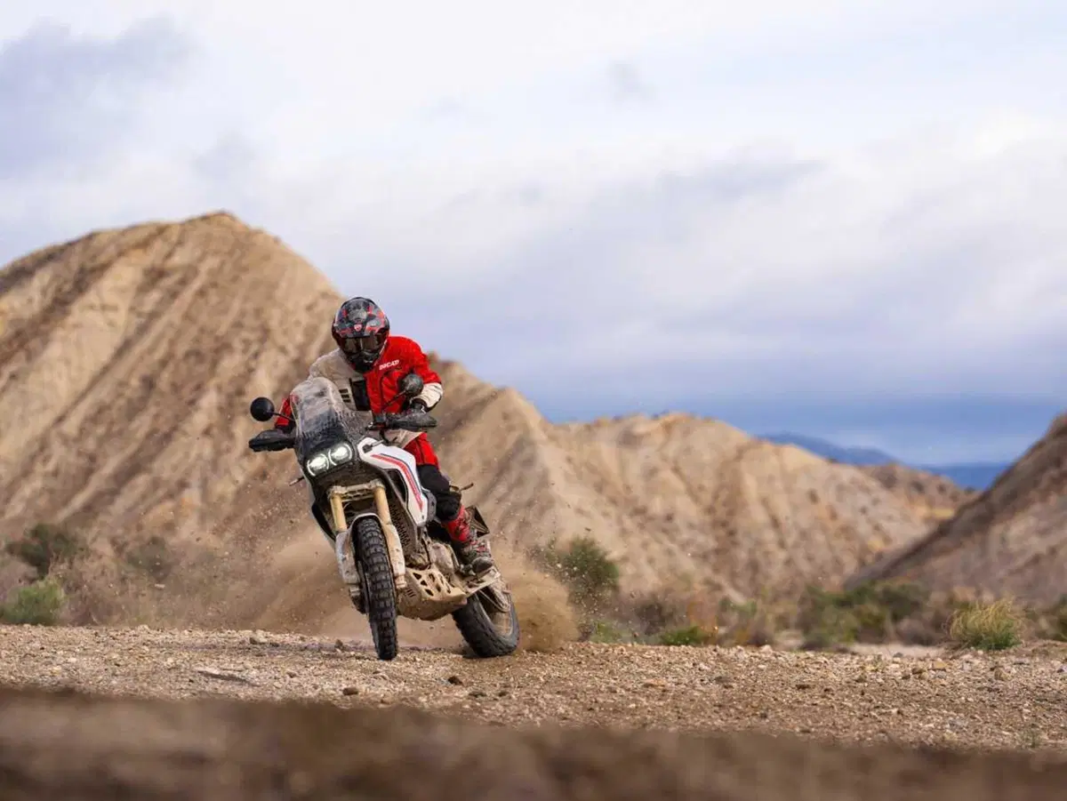 Ducati DesertX 2026: è tutta nuova! Com'è fatta e come cambia la adventure bolognese (112)