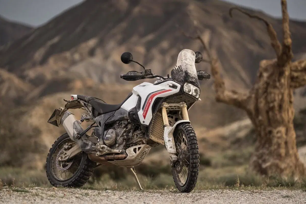 Ducati DesertX 2026: &egrave; tutta nuova! Com'&egrave; fatta e come cambia la adventure bolognese [VIDEO]