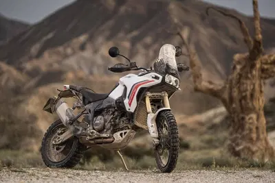Ducati DesertX 2026: &egrave; tutta nuova! Com'&egrave; fatta e come cambia la adventure bolognese [VIDEO]