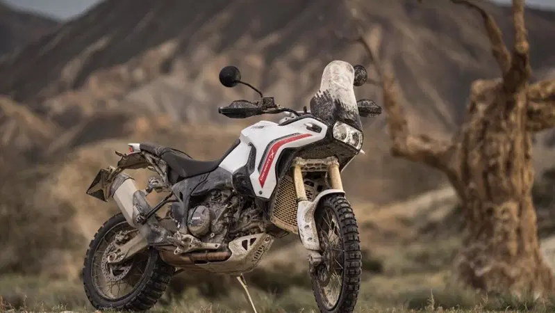 Ducati DesertX 2026: &egrave; tutta nuova! Com'&egrave; fatta e come cambia la adventure bolognese [VIDEO]