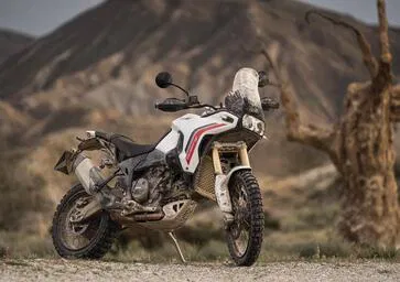 Ducati DesertX 2026: è tutta nuova! Com'è fatta e come cambia la adventure bolognese [VIDEO]