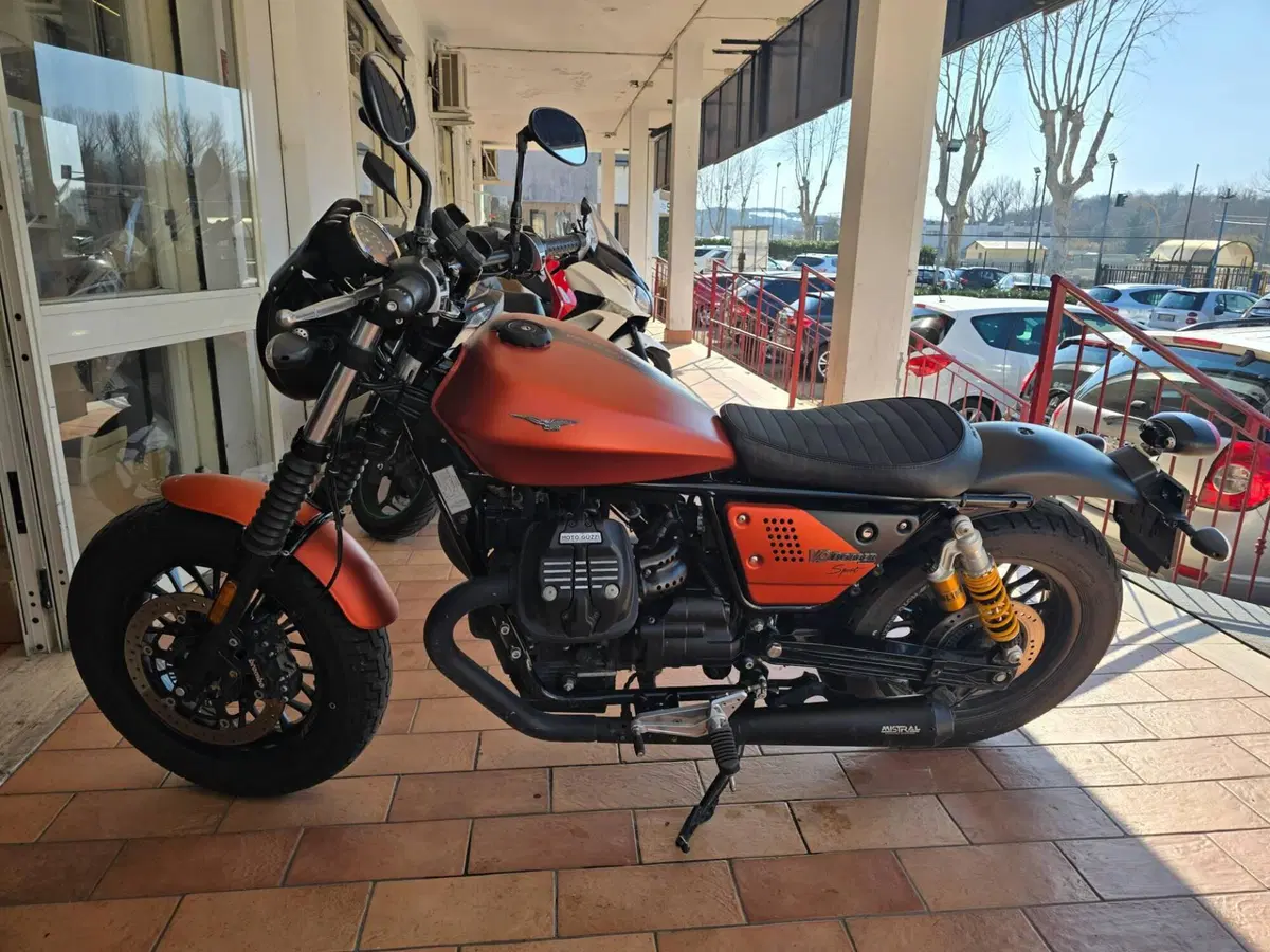Moto Guzzi V9 Bobber Sport (2019 - 20) (2)