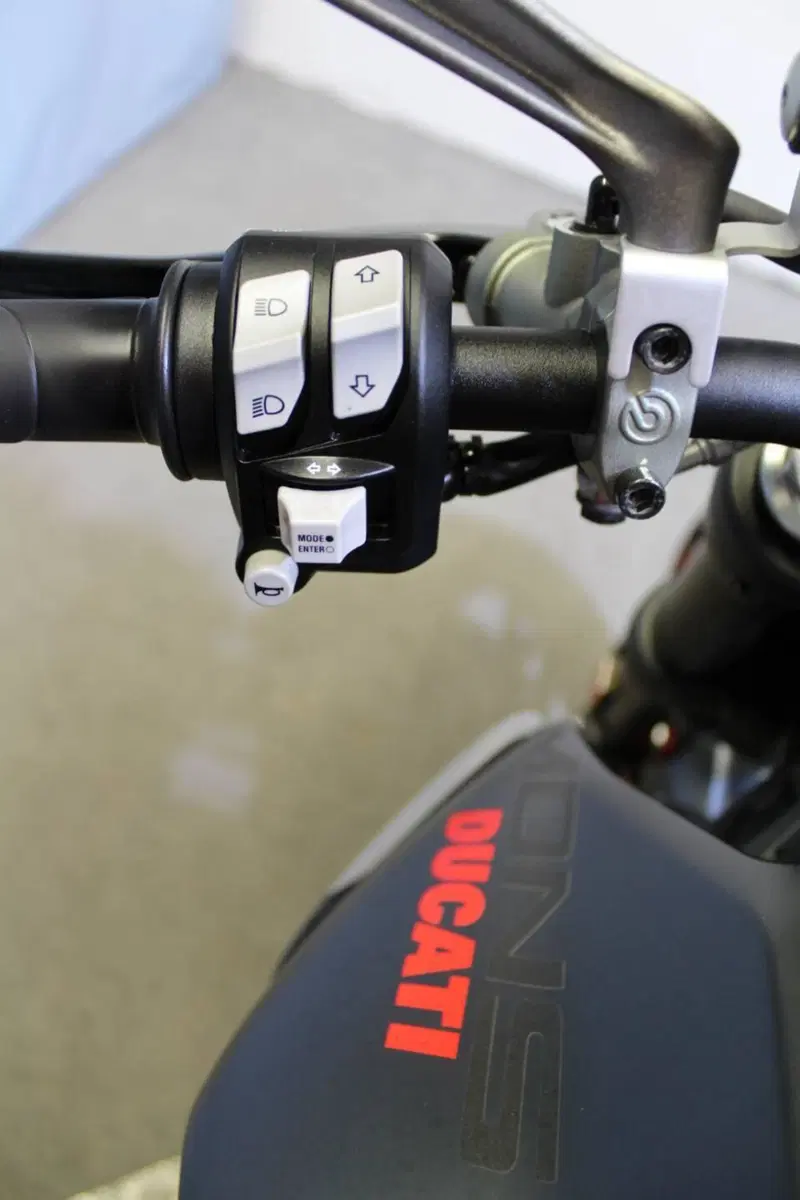 Ducati Monster 937 + (2021 - 25) (8)