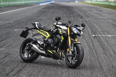 Due Street Triple Moto2&trade; Edition in palio: Triumph lancia il Triple Trophy 2026