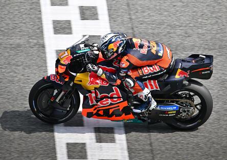 Sprint: spettacolo Márquez-Acosta, vince il più giovane per una penalizzazione a Marc, caduto Bezzecchi [RISULTATI e VIDEO]