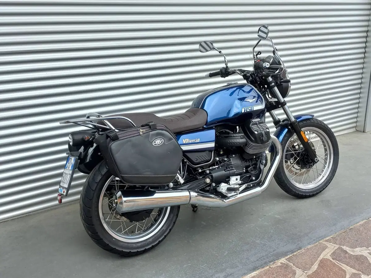 Moto Guzzi V7 Stone Special Edition (2022 - 25) (3)