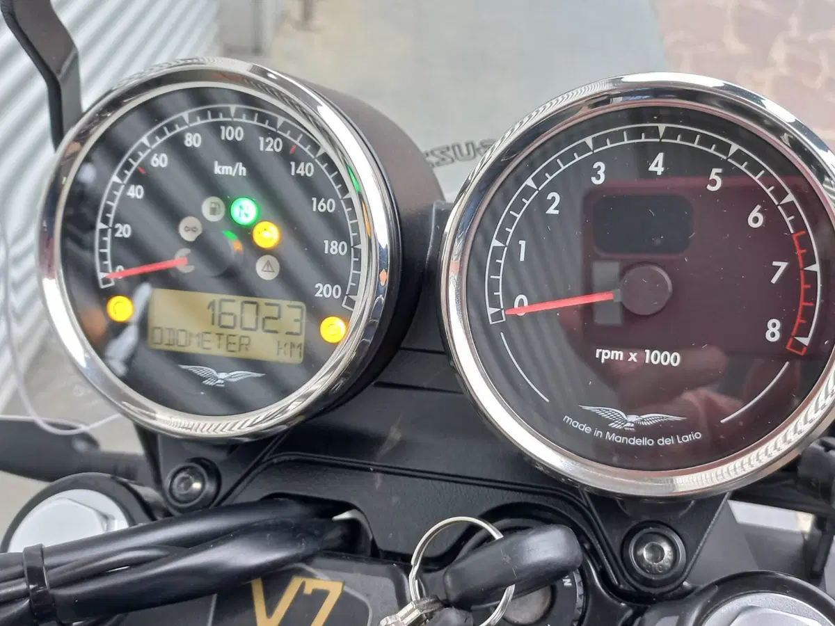 Moto Guzzi V7 Stone Special Edition (2022 - 25) (5)