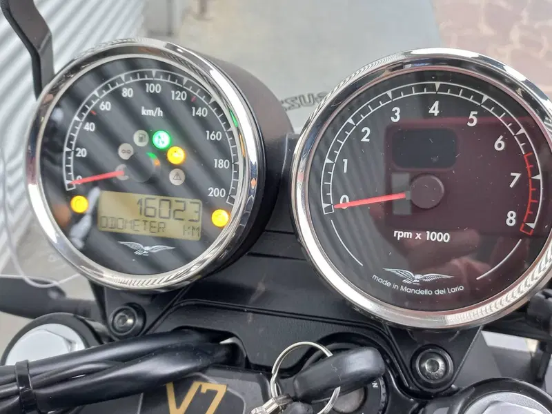 Moto Guzzi V7 Stone Special Edition (2022 - 25) (5)